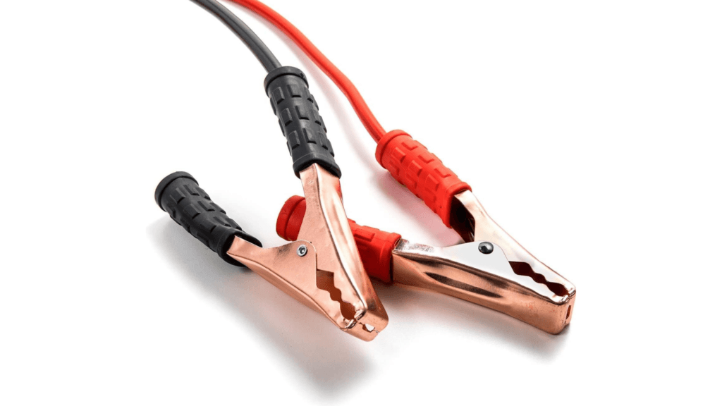 Imagen de pinzas para coche con mangos de color rojo y negro, conectadas a cables de alta resistencia. Estas pinzas están diseñadas para proporcionar una conexión segura y eficiente entre baterías, ayudando a arrancar el motor en situaciones de emergencia.